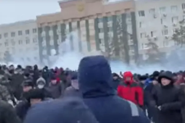 Haos în Kazahstan - Proteste masive - Oamenii au incendiat mai multe clădiri, internetul a fost oprit