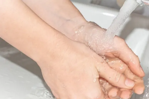 Arsenic în apa potabilă, la Prahova. Direcția de Sănătate Publică avertizează populația să nu o consume nici măcar fiartă