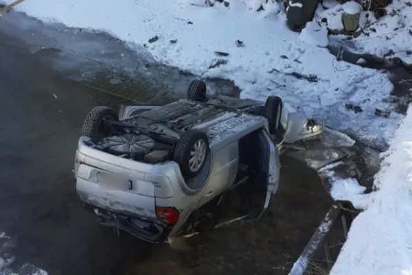 FOTO Accident grav: 4 oameni au ajuns la spital după ce au plonjat cu mașina într-un râu