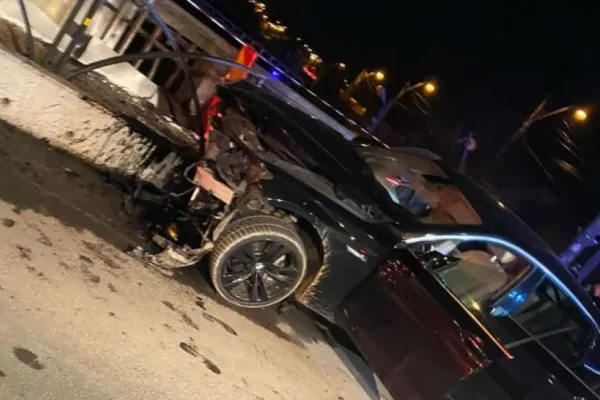 FOTO | 9 persoane aflate în aceeași mașină au fost rănite într-un accident, la Mediaș. În bolidul de lux erau si copii