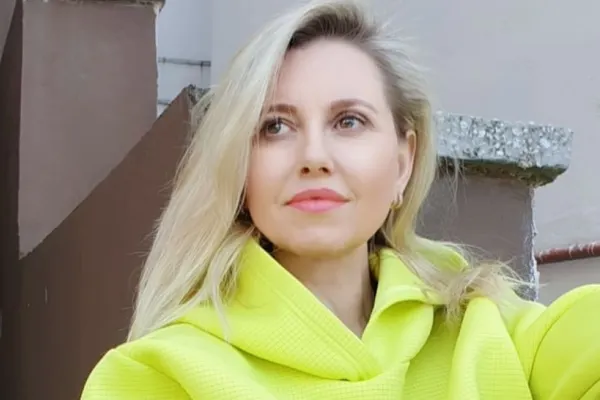 Soțul unei cântărețe, accident cu mașina după ce s-ar fi urcat băut la volan - Bărbatul a lovit două mașini parcate