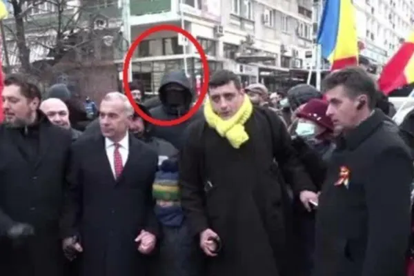 Bărbatul care l-a stropit cu cerneală pe George Simion rupe tăcerea. "N-am legătură cu AUR, am riscat să fiu linșat"