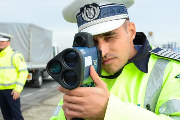 Şoferiţă de 24 de ani, depistată cu 127 km/h în localitate! Femeia avea permisul de doar 3 zile: incredibil ce au descoperit polițiștii în mașină
