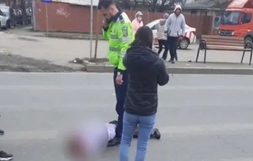 Imaginea care arată că, după accident, polițistul a atins cu piciorul trupul uneia dintre fetele lovite