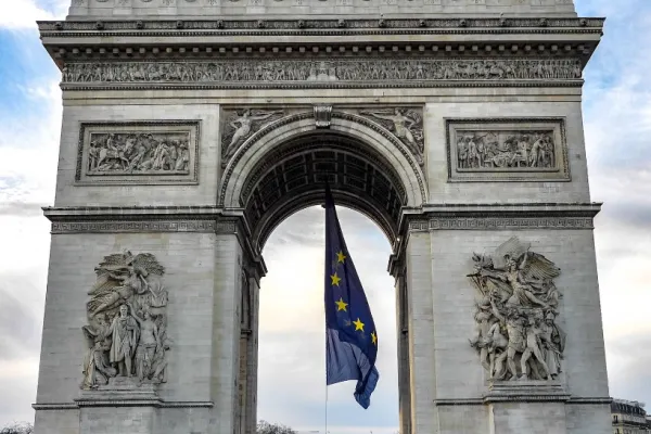 Drapelul UE, dat jos de pe Arcul de Triumf din Paris, în urma unor presiuni: Cum explică Guvernul situația