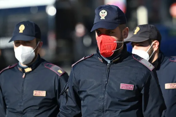 Protest al polițiștilor italieni: Oamenii legii au primit măști de protecție ...ROZ