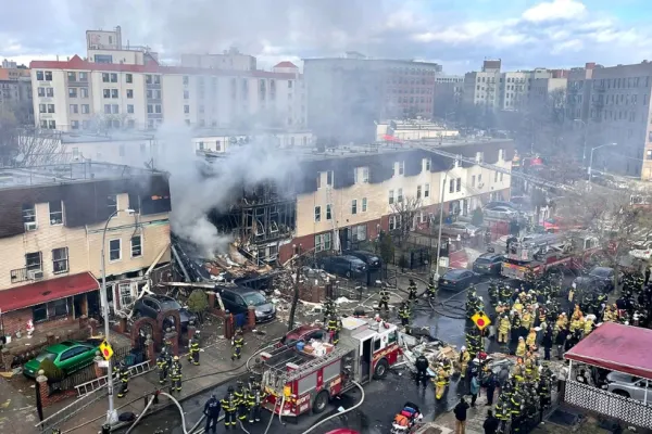 Explozie urmată de un incendiu devastator, la New York: un mort și 9 răniți, între care 5 polițiști