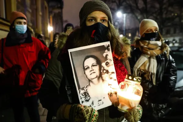 Proteste de amploare, după moartea unei femei însărcinate căreia i s-a refuzat avortul, în Polonia