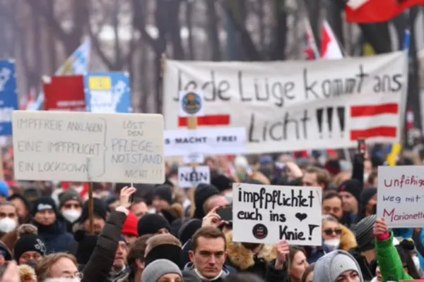 Austriecii protestează împotriva vaccinării obligatorie COVID-19. Mii de oameni au ieșit în stradă - VIDEO