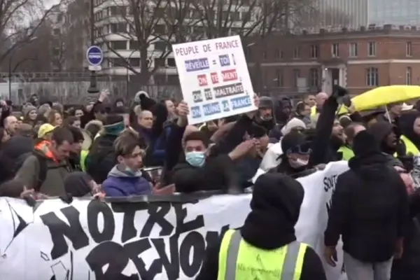 PROTESTE ample în Franța! Se cer eliminarea restricțiilor și DEMISIA lui Macron - Violențe cu jandarmii | VIDEO