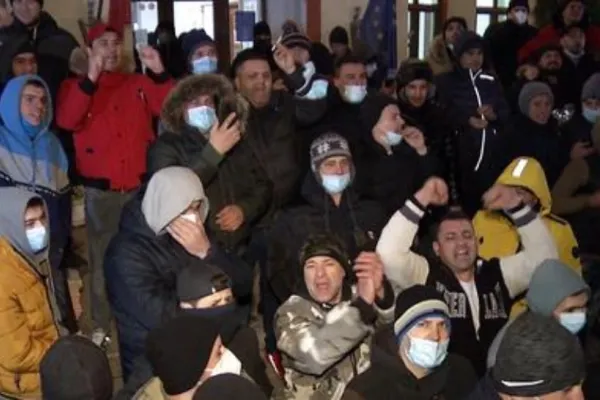 Răscoala din Bolintin continuă: Sute de oameni revoltați protestează la casa CRIMINALULUI - Localitate sub asediu