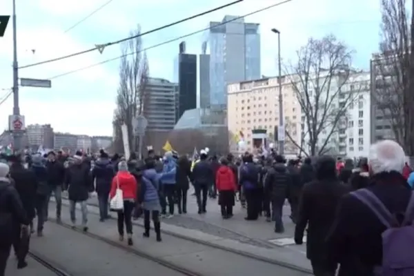 VIDEO Proteste masive în mai multe țări europene - Oamenii sunt nemulțumiți de măsurile anti-covid