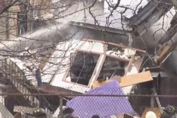 FOTO | Incendiu VIOLENT în New York! Un om a murit. Mai mulți pompieri și polițiști răniți. Clădirea s-a prăbușit