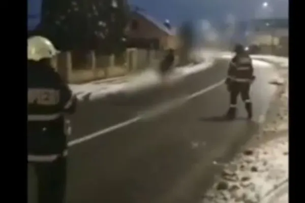 VIDEO Spectacol ridicol pe o șosea din Cluj. Un șofer s-a dezbrăcat în pielea goală, după ce a făcut accident