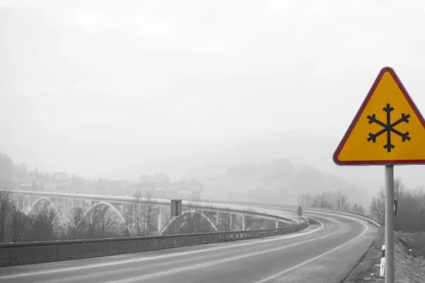 AVERTISMENT de la Poliție. Risc de accident din cauza poleiului pe șoselele din mai multe județe. Care sunt zonele vizate