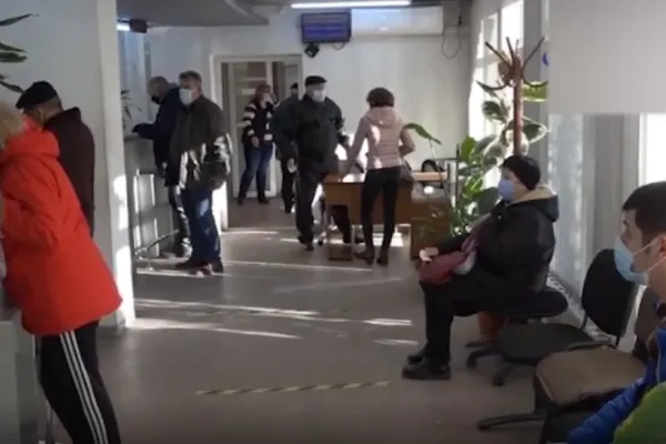 Pensionarii se grăbesc să își achite taxele. Ghişeele primăriilor au lucrat la foc continuu