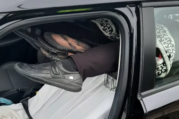 FOTO | Polițiștii din Marea Britanie, alertați că un șofer transportă un cadavru pe autostradă. Ce au găsit în mașină