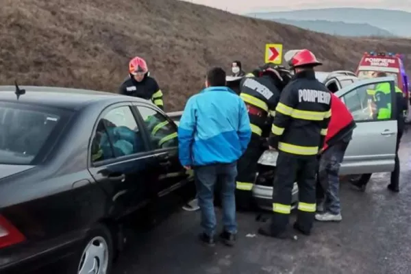 Şase persoane au fost rănite într-un accident cumplit pe A3