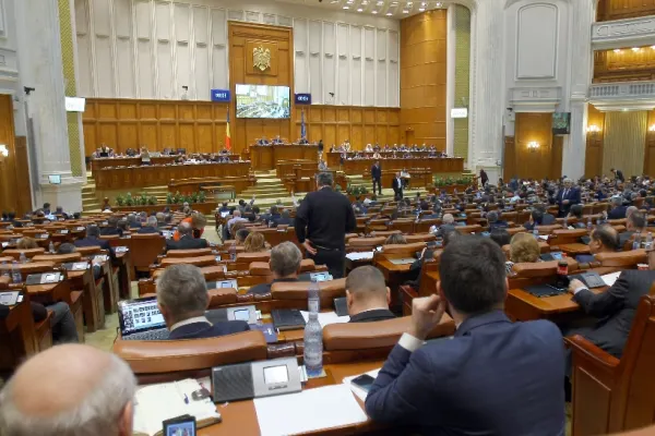 Coaliția de guvernare primește o lovitură cumplită: Legea prin care s-au anulat pensiile speciale ale parlamentarilor este neconstitutională