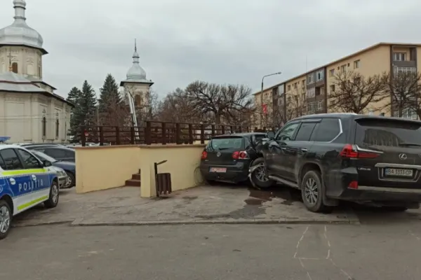 Un şofer din Ucraina a accidentat o femeie, după care a tamponat două autoturisme staţionate, în Neamț