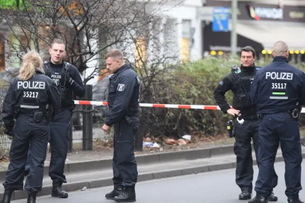 Tânăr aruncat de la etajul 3 pentru o relație de dragoste! Polițiștii au rămas uimiți când au aflat cine sunt autorii