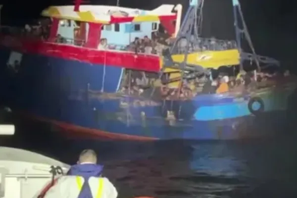 FOTO | Salvare SPECTACULOASĂ în Marea Mediterană! Garda de Coastă italiană a salvat sute de migranți
