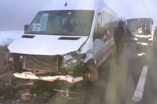 FOTO Microbuz şcolar, implicat în ACCIDENT în judeţul Cluj! Doi copii şi un adult au ajuns la spital