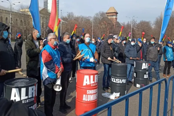 Un nou protest al angajaților Alro Slatina, în faţa Guvernului: oamenii, disperați din cauza pierderii locului de muncă