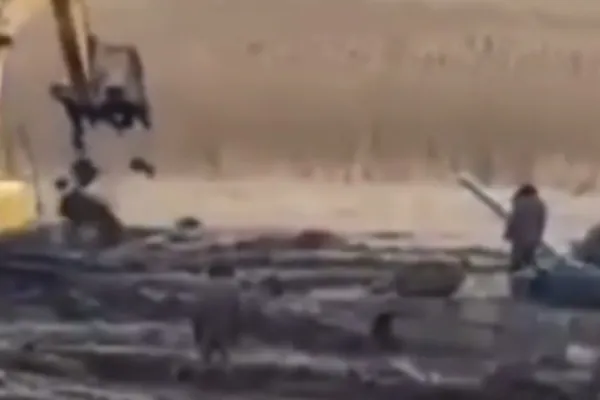VIDEO | Tancurile rusești au rămas împotmolite în apropierea graniței cu Ucraina