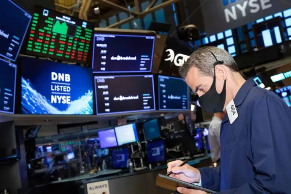 PANICĂ la BURSA din New York! Wall Street a închis în scădere. Tensiunile din Ucraina au repercusiuni la nivel MONDIAL