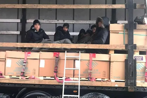 9 migranți afgani ascunși într-un TIR cu frigidere pentru Germania, descoperiți la frontieră - VIDEO