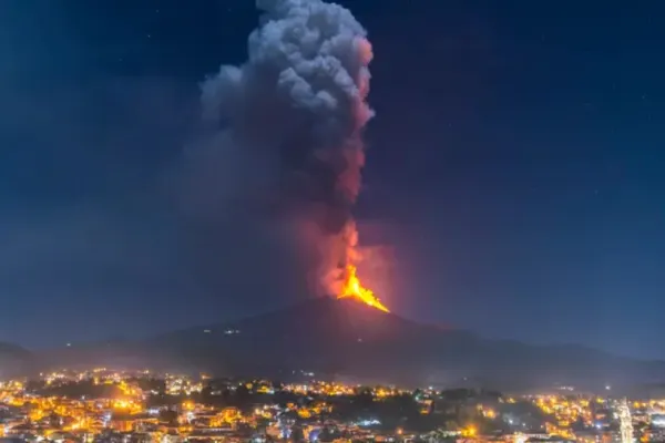 Panică în ITALIA! Vulcanul ETNA inchide aeroportul din Catania
