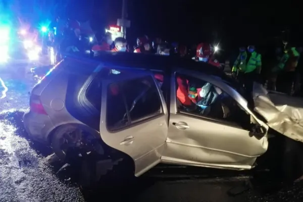 FOTO | Accident grav în Maramureș. Un bărbat a murit după impactul dintre o maşină şi un autobuz