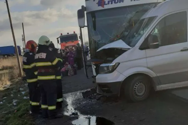 Autocar cu zeci de pasageri, implicat într-un accident la Caransebeş. Trafic îngreunat