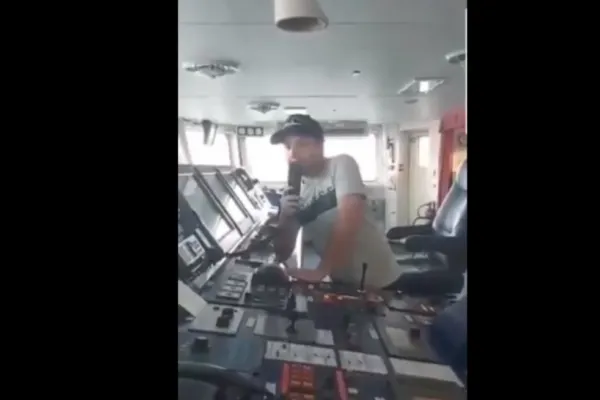 VIDEO | Imaginile MOMENTULUI. Un vas georgian a refuzat să alimenteze o navă rusescă: Aţi rămas fără combustibil? Vâsliţi! Glorie Ucrainei!