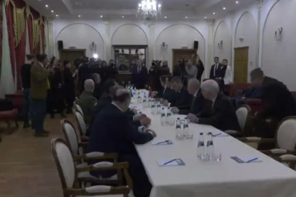 NEGOCIERI pentru PACE în Ucraina, cu armele nucleare pe masă. Fotografia care face înconjurul lumii