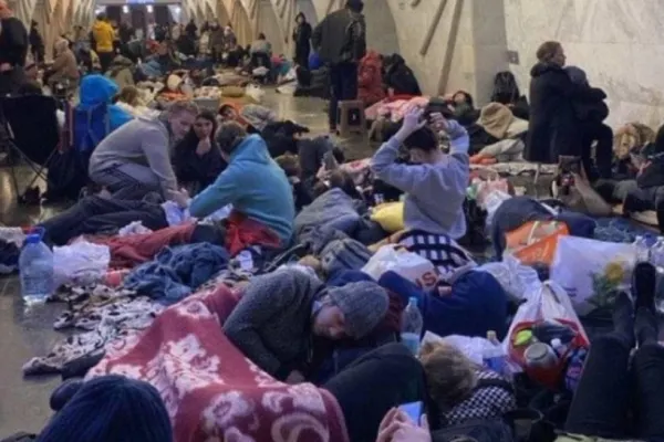 Imaginea disperării care face înconjurul lumii. Oamenii din Harkov s-au refugiat la metrou de teama rachetelor lui Putin