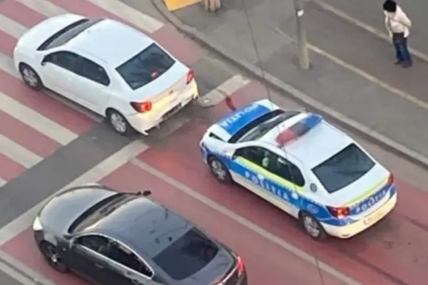 Maşină de Poliţie, implicată într-un accident la Galaţi. Șoferul autospecialei a lovit un alt autoturism oprit la semafor