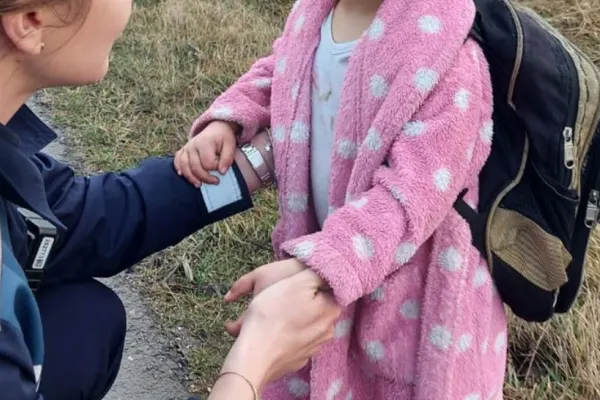 O fetiţă de 3 ani, dispărută de acasă, găsită de polițiști pe marginea unui drum din Buzău
