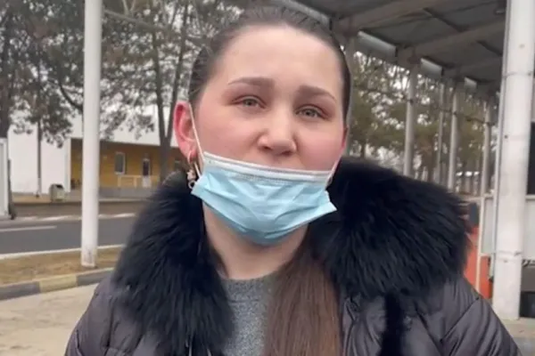 Imaginile disperării: O mamă din Ucraina a trecut granița pe jos în România, cu copilul în cărucior