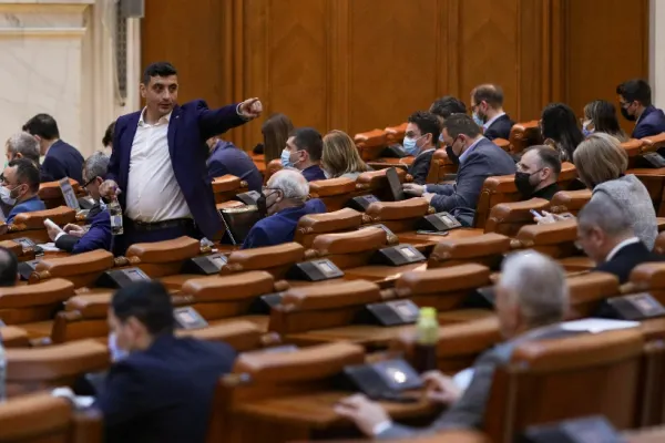 Protest cu bannere în Parlament: AUR cere alegeri locale și parlamentare separate