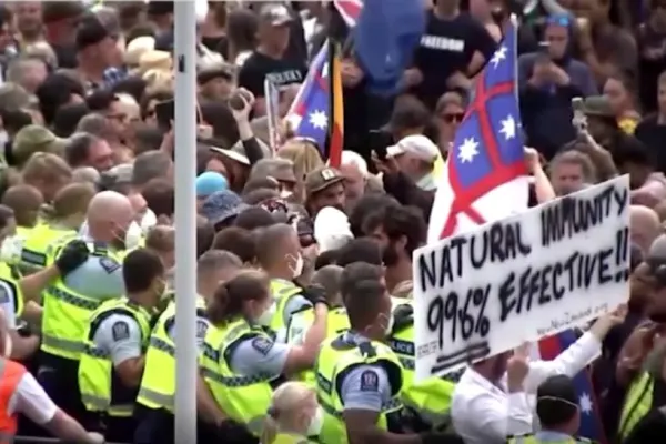 VIDEO | Proteste violente în Noua Zeelandă. Zeci de manifestanți antivacciniști, arestați