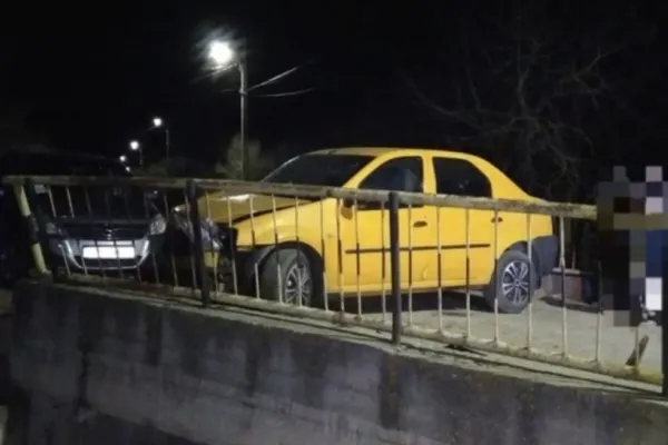FOTO | Trei frați, răniți într-un accident rutier produs de tatăl lor. Mașina a intrat într-un cap de pod