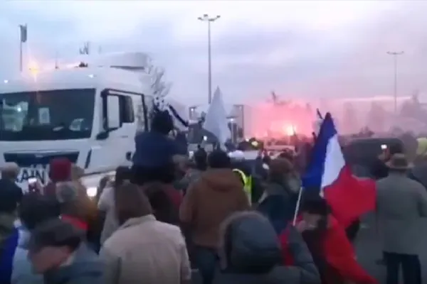 Europa FIERBE: Proteste de AMPLOARE în marile capitale. Horă românească la Ottawa