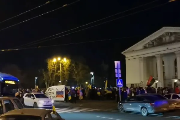 VIDEO Ucrainenii se TEM de invazie: sute de oameni au PROTESTAT în stradă. MESAJUL președintelui Zelenski pentru Putin