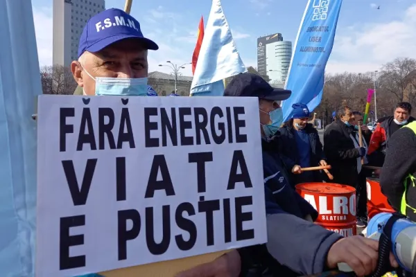 Angajații ALRO amenință că vin cu familile și cortul în fața Guvernului. Protest uriaș, nicio soluție. Drama se adâncește, oameni disperați