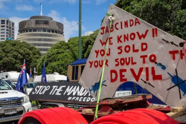 FOTO | Un PROTEST similar cu cel din CANADA are loc şi în Noua Zeelandă. Camionagii au blocat accesul spre PARLAMENT