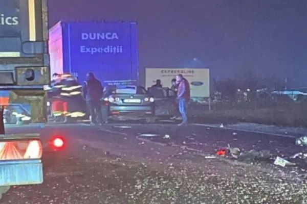 FOTO Accident teribil în județul Timiș, s-a înfipt cu mașina sub TIR