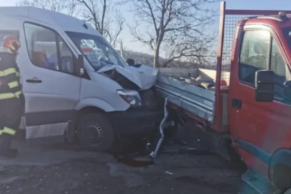 FOTO Accident la ieșire din Aiud, 5 răniți după coliziunea între un microbuz și o autoutilitară