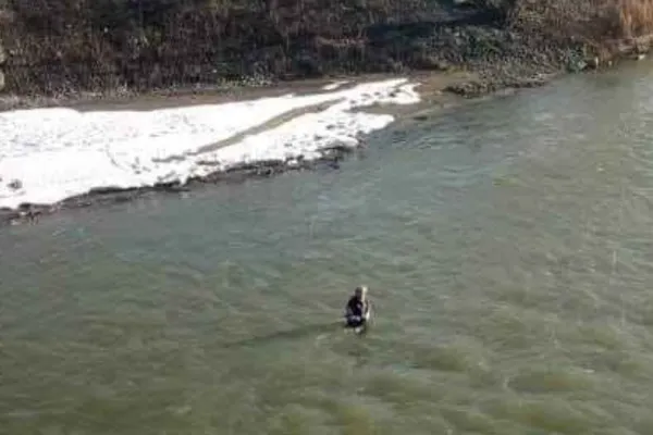 FOTO A pus pe jar pompierii și polițiștii, după ce a intrat să se BOTEZE singur în Someș